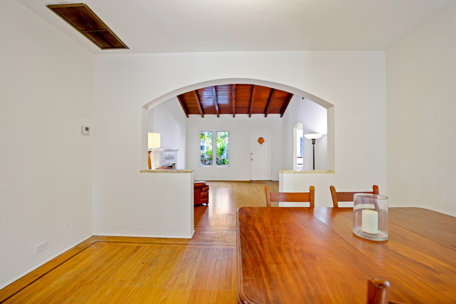 Arched opening connecting dining and living spaces